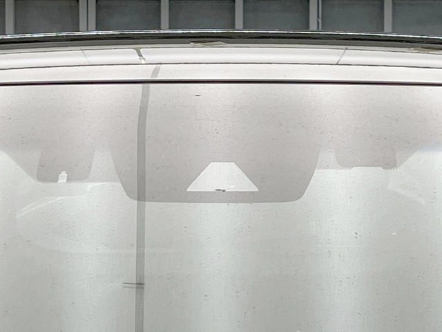 【トヨタセーフティセンス】走行中に前方の車両等を認識し、衝突しそうな時は警報とブレーキで衝突回避と被害軽減をアシスト。より安全にドライブをお楽しみいただけます。