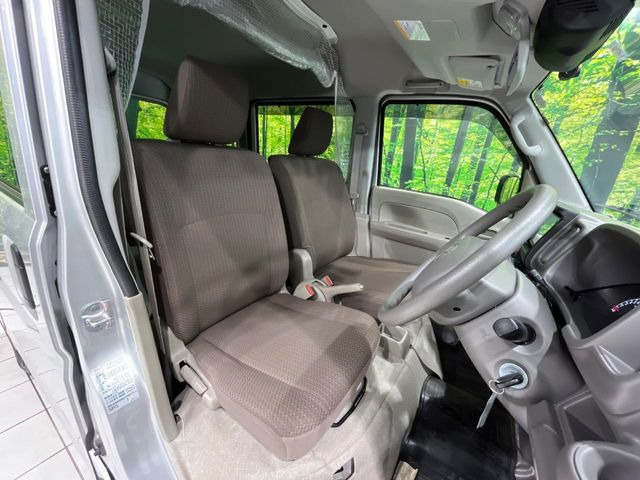 運転席シート廻りは使用感も少なく、良好な状態となっています。丁寧に使われていたことがよくわかりますね。