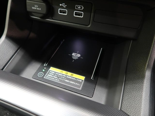 【置くだけ充電】走行中も置き場所に困るスマートフォンを充電しながらおける機能がついております。一石二鳥の装備で人気の装備となっております♪