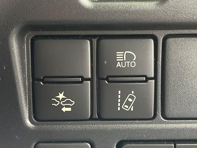 【レーントレーシングアシスト】高速道路走行時、車線からはみ出しそうになるとレーンの中央を走るようにステアリング操作をアシスト。より安全な運転をサポートしてくれます!