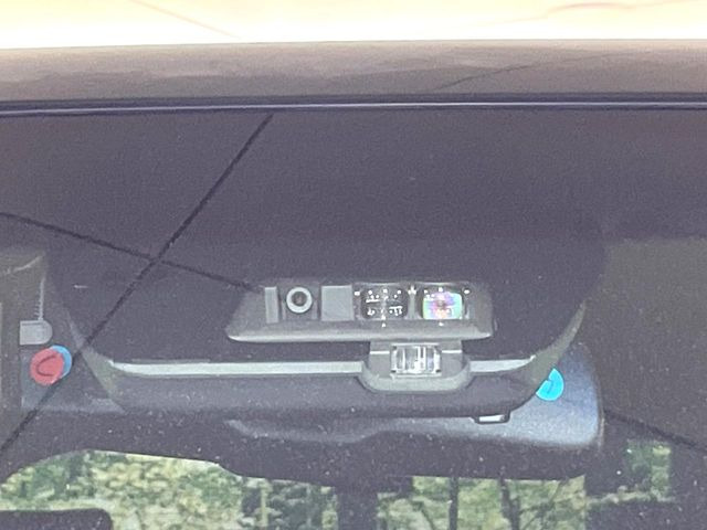 【三菱e-Assist】走行中に前方の車両等を認識し、衝突しそうな時は警報とブレーキで衝突回避と被害軽減をアシスト。より安全にドライブをお楽しみいただけます。