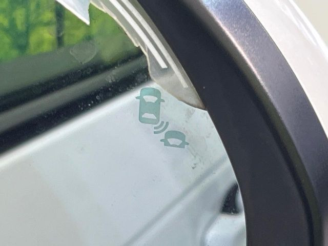 【ブラインドスポットインフォメーション】走行中、ドアミラーの死角になりやすい箇所に後続車が接近するとサイドミラー付近に警告を表示、ドライバーに注意喚起をしてくれます。