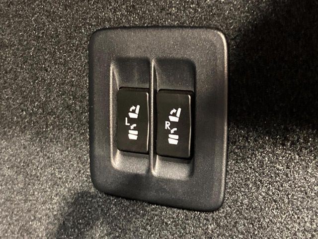 【電動格納シート】リアシートはスイッチ一つでラクラク収納!荷物が多い時など座席を収納スペースに変更する際も、力は必要ありません!お子様でも簡単に操作していただけます!