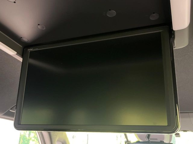【15.6型フリップダウンモニター】大画面モニターで後席でもエンタメをお楽しみいただけます。小さなお子様にも大人気の装備です♪