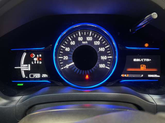 �y���[�^�[�p�l���z���F���̍����f�W�^���\���t�����[�^�[�B���s����104,635km��\�����Ă���A�ԗ���Ԃ��m�F���₷���݌v�ł��B
