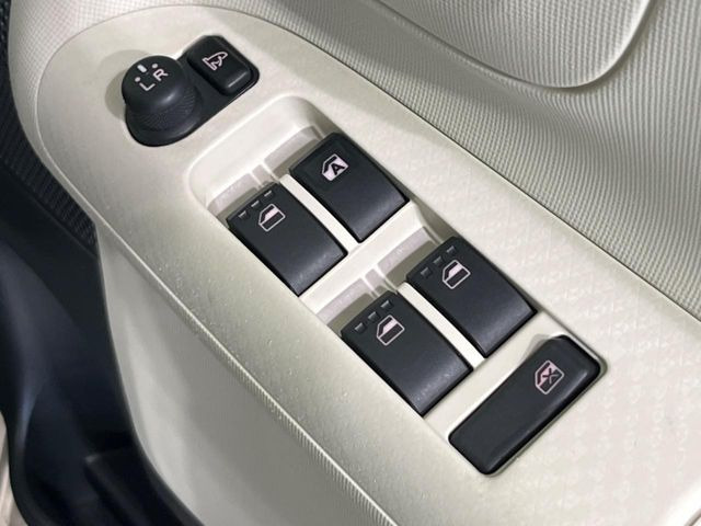 【電動格納ミラー】サイドミラーは電動格納式となっており、狭い駐車場でもキズがつくリスクを抑えられます。