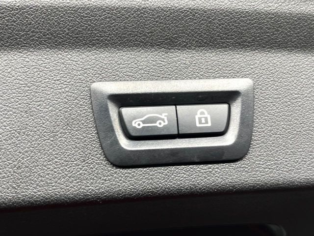 ●電動リアゲート:ワンタッチでリアゲートの開閉ができ、荷物などで両手が塞がっている状態でも簡単に開閉ができる便利機能です。