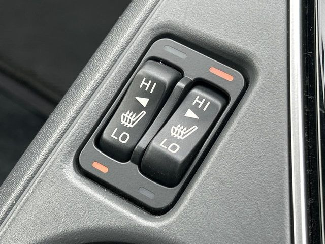【シートヒーター】寒い日に重宝するシートヒーター!エアコンより早く温まってくれるので寒がりの人も安心ですね♪エアコンの温風は乾燥するから苦手、という方にもをおすすめです。