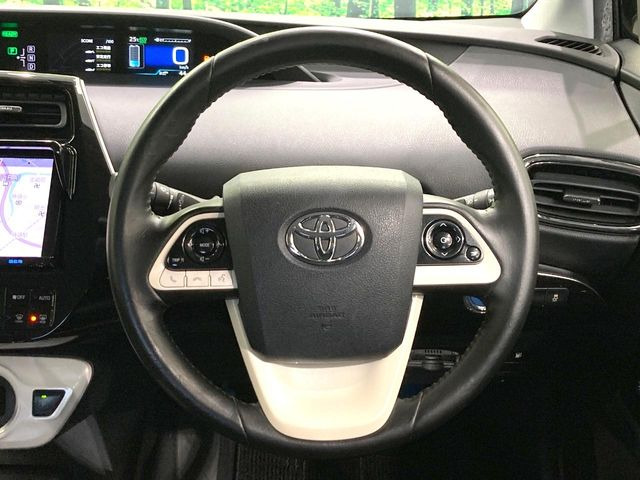 【純正革巻きステアリング】上質な革を使用することで、手にしっかり馴染みとても運転しやすいハンドルです♪