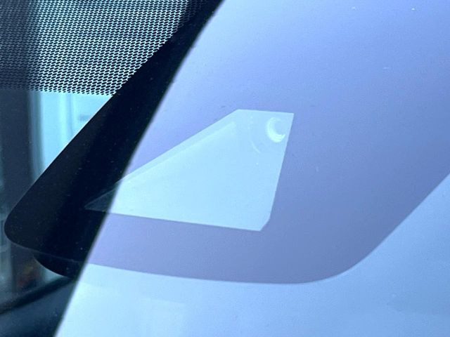 【プリクラッシュセーフティ】前方の車両等を検知し、衝突しそうな時は警報で注意を促し、ブレーキを踏む力をサポート。ブレーキを踏めなかった場合は衝突被害軽減ブレーキが作動、衝突回避をサポートします。