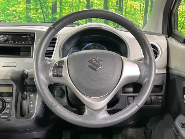 インテリアに合わせたデザインのステアリングは、運転される方のことも考え、運転しやすい形状、大きさです。是非一度、実際に触ってお確かめください。