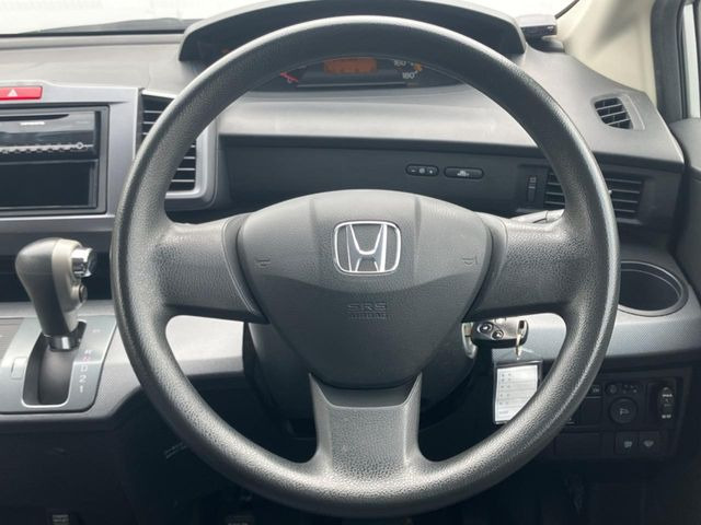 インテリアに合わせたデザインのステアリングは、運転される方のことも考え、運転しやすい形状、大きさです。是非一度、実際に触ってお確かめください。