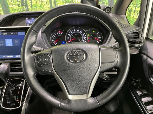 【純正革巻きステアリング】上質な革を使用することで、手にしっかり馴染みとても運転しやすいハンドルです♪