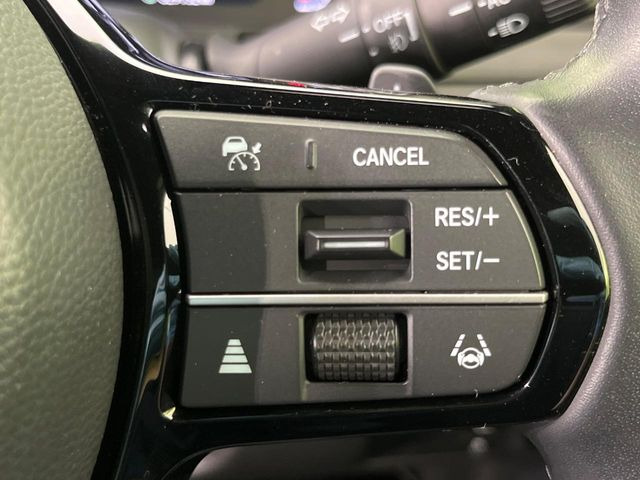 【アダプティブクルーズコントロール】高速道路での長距離走行が楽に!!自動で速度を保つクルーズコントロールが、衝突軽減システムと連携し、前方の車両を感知して車間を保つように速度調節してくれます!!