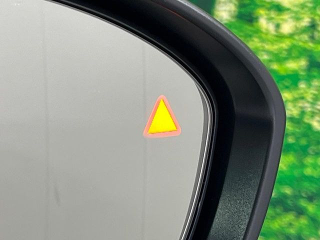 【後方車輛検知】走行中、ドアミラーの死角になりやすい箇所に後続車が接近するとサイドミラー付近に警告を表示、ドライバーに注意喚起をしてくれます。