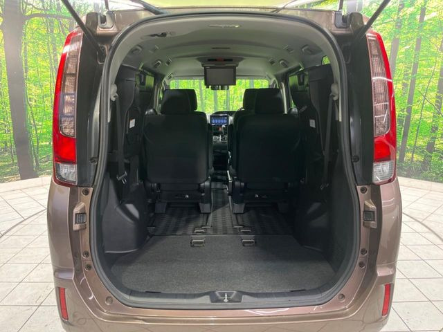積み下ろしのしやすいデッキにはたっぷりと荷物を積み込んでいただけます。遊びから仕事まで、様々なシーンで頼れます♪