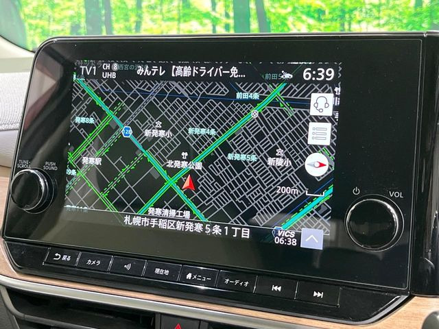 【メーカー純正ナビ】インテリアに溶け込むスタイリッシュな「専用設計」メーカーナビを装備♪視認性や操作性など基本性能にも優れ、より上質なカーライフをお楽しみいただけます。