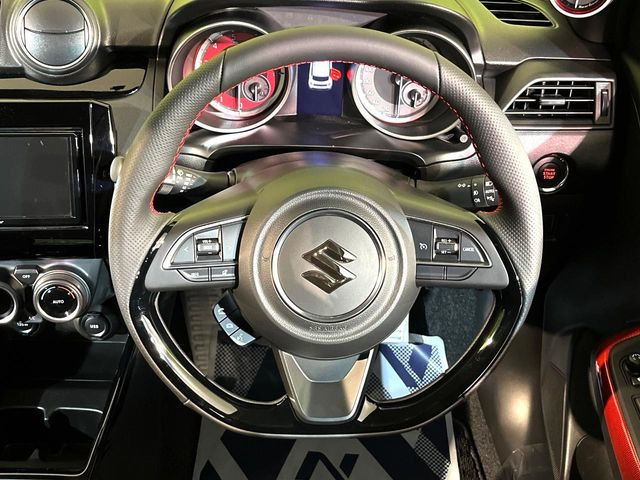 インテリアに合わせたデザインのステアリングは、運転される方のことも考え、運転しやすい形状、大きさです。是非一度、実際に触ってお確かめください。