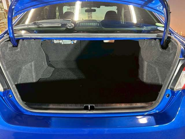 トランクスペースも充分な広さがございます。ゴルフバッグも収納可能です。