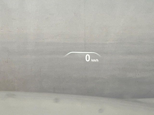 ●ヘッドアップディスプレイ:現在の速度や走行情報をデジタル表示で運転席前方のガラスに投影!運転中、視線をずらさず必要な情報を確認できるのでとっても便利で安心!