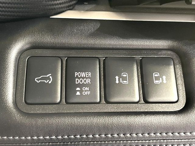 【両側パワースライドドア】スマートキーや運転席のスイッチで後席両側スライドドアの開閉が可能♪電動だから力を入れてドアを開ける必要が無く、小さなお子様でも簡単に開け閉めでき快適です♪