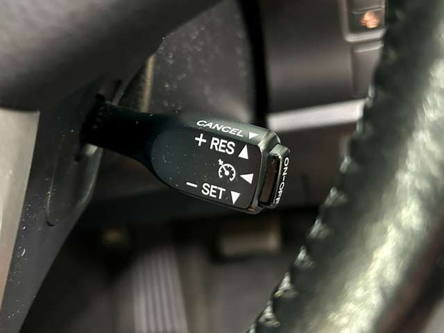 高速道路で便利な【クルーズコントロール】も装着済み。アクセルを離しても一定速度で走行ができる装備です。加速減速もスイッチ操作でOKです。