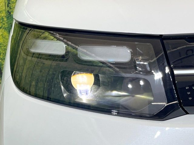 【LEDヘッドライト】悪天候や夜間走行時も良好な視界を確保し安心して運転できる高輝度LEDヘッドライトを装備!点灯速度が早く、消費電力も抑えられています。