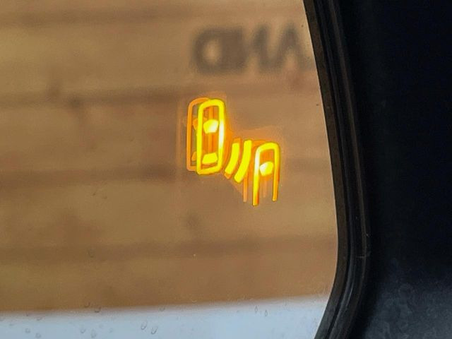 【ブラインドスポットモニター】走行中、ドアミラーの死角になりやすい箇所に後続車が接近するとサイドミラーのレンズに警告を表示!ドライバーに注意喚起をしてくれます。
