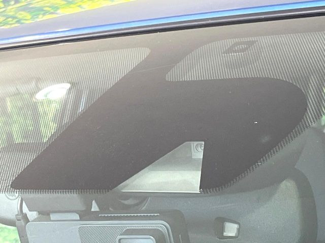 【エマージェンシーブレーキ】走行中に前方の車両等を認識し、衝突しそうな時は警報とブレーキで衝突回避と被害軽減をアシスト。より安全にドライブをお楽しみいただけます。