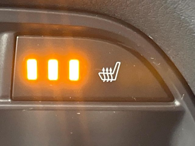 【シートヒーター】寒い日に重宝するシートヒーター!エアコンより早く温まってくれるので寒がりの人も安心ですね♪エアコンの温風は乾燥するから苦手、という方にもをおすすめです。