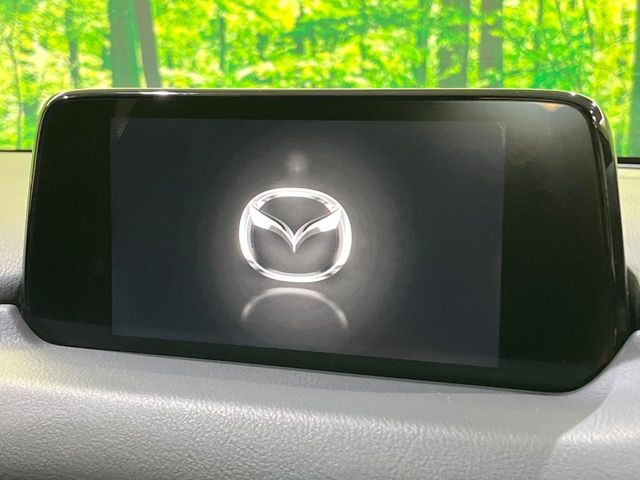 【マツダコネクトナビ】車内の雰囲気にマッチした一体型タイプのナビ。各種車輌設定やBluetooth再生等、様々な機能が楽しめます。直感的なダイヤル操作が可能で、使い勝手も良好です。