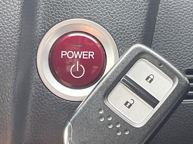 【オートエアコン】一度お好みの温度に設定すれば、車内の温度を検知し風量や温度を自動で調整。暑い&hellip;寒い&hellip;と何度もスイッチ操作をする必要はありません。快適な車内空間には必須の機能ですね♪