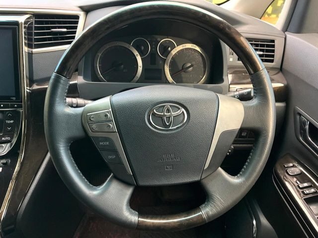 �C���e���A�ɍ��킹���f�U�C���̃X�e�A�����O�́A�^�]�������̂��Ƃ��l���A�^�]���₷���`��A�傫���ł��B�����x�A���ۂɐG���Ă��m���߂��������B