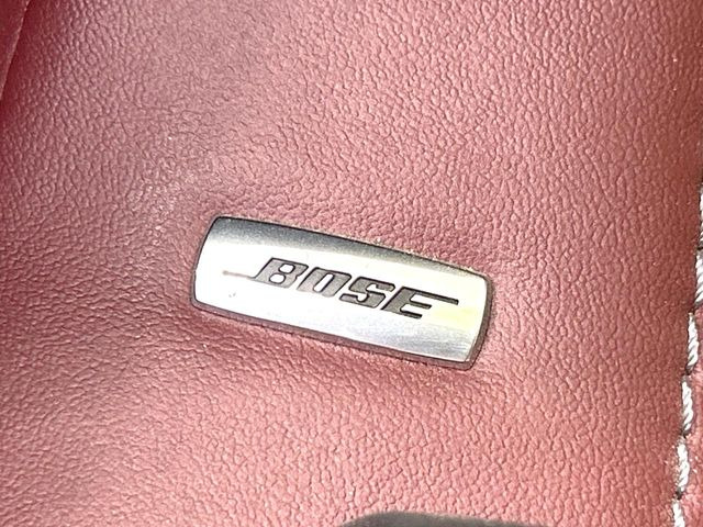 【BOSEサウンドシステム】メーカーオプションの高品位サウンドシステムを搭載。専用のチューニングが施された大小様々なスピーカーから良質なサウンドが奏でられ、臨場感あふれる音響空間を演出します。