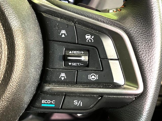 【全車速追従機能付クルーズコントロール】高速道路での長距離走行が楽に!!自動で速度を保つクルーズコントロールが、衝突軽減システムと連携し、前方の車両を感知して車間を保つように速度調節してくれます!!