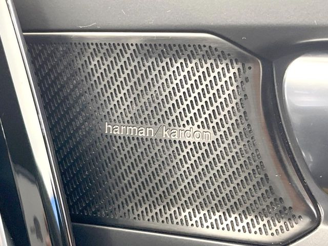 ��harman/kardon�T�E���h�V�X�e��:�I�[�f�B�I��僁�[�J�[����|����v���~�A���X�s�[�J�[�𑕔��B�����̃X�s�[�J�[����A���̗������܂ŕ����鍂�i���ȉ��y�����y���݂��������܂��B