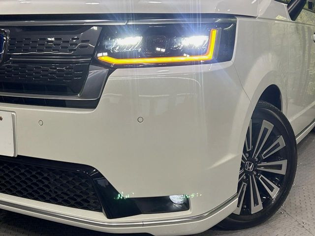 【LEDヘッドライト】悪天候や夜間走行時も良好な視界を確保し安心して運転できる高輝度LEDヘッドライトを装備!点灯速度が早く、消費電力も抑えられています。