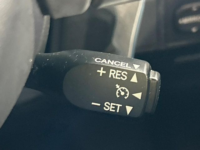 【クルーズコントロール】高速道路もラクラク走行。アクセルを離しても一定速度で走行ができ、長距離運転時の負担を軽減!加速・減速も簡単なスイッチ操作で調整できます。