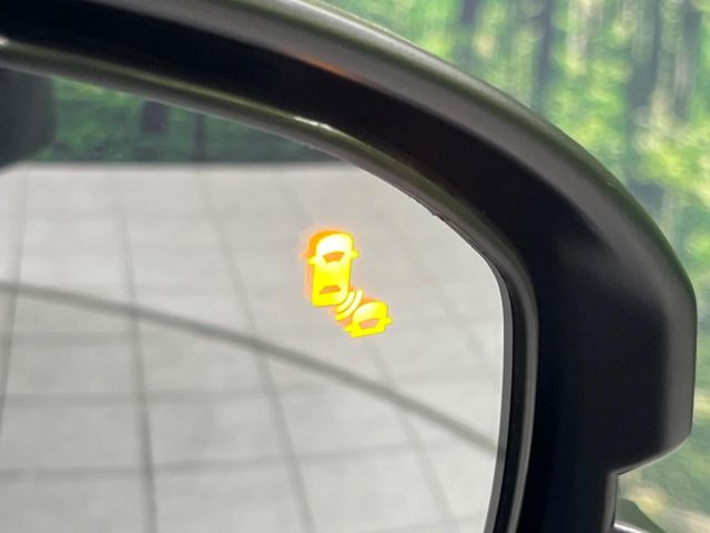 【ブラインドスポットインフォメーション】走行中、ドアミラーの死角になりやすい箇所に後続車が接近するとサイドミラー付近に警告を表示、ドライバーに注意喚起をしてくれます。