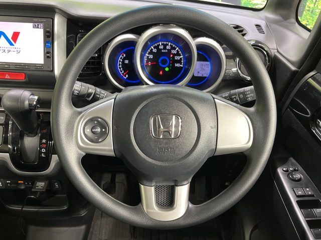 �C���e���A�ɍ��킹���f�U�C���̃X�e�A�����O�́A�^�]�������̂��Ƃ��l���A�^�]���₷���`��A�傫���ł��B�����x�A���ۂɐG���Ă��m���߂��������B
