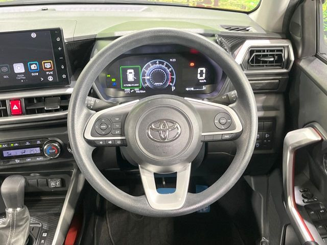 �C���e���A�ɍ��킹���f�U�C���̃X�e�A�����O�́A�^�]�������̂��Ƃ��l���A�^�]���₷���`��A�傫���ł��B�����x�A���ۂɐG���Ă��m���߂��������B