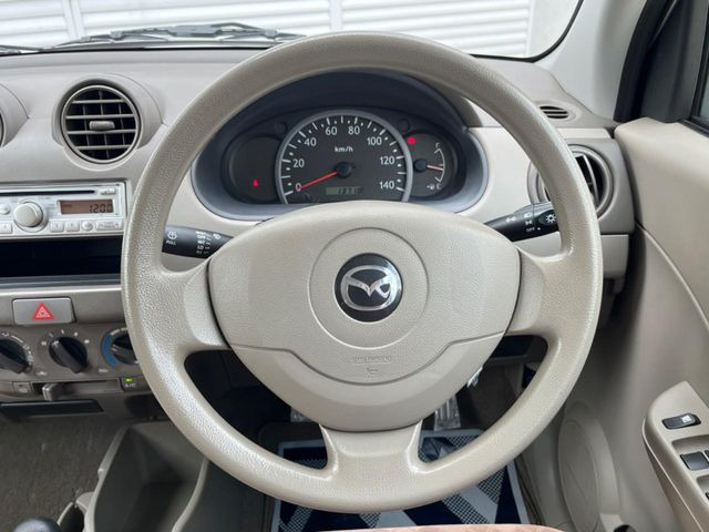 インテリアに合わせたデザインのステアリングは、運転される方のことも考え、運転しやすい形状、大きさです。是非一度、実際に触ってお確かめください。