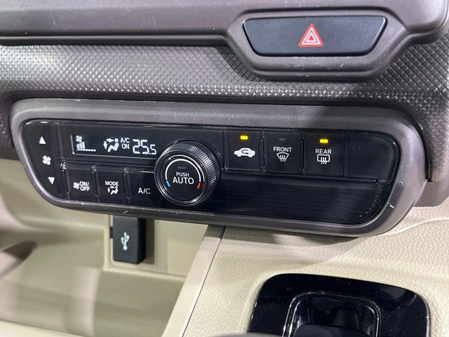 【オートエアコン】一度お好みの温度に設定すれば、車内の温度を検知し風量や温度を自動で調整。暑い&hellip;寒い&hellip;と何度もスイッチ操作をする必要はありません。快適な車内空間には必須の機能ですね♪