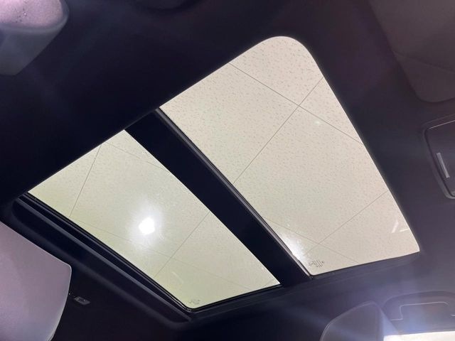 【大型サンルーフ】車内の解放感が一気に上がる大型のパノラマルーフ!季節を問わず開放的で快適なドライブをお楽しみいただけます。流通量も少なく希少価値の高い人気の装備です♪