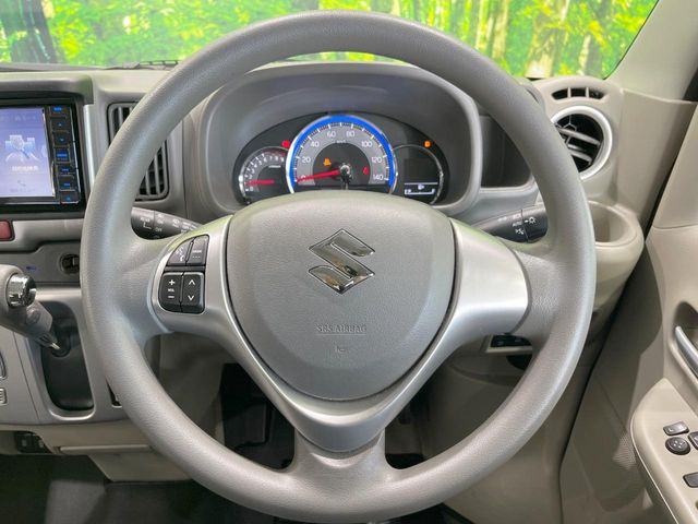 インテリアに合わせたデザインのステアリングは、運転される方のことも考え、運転しやすい形状、大きさです。是非一度、実際に触ってお確かめください。
