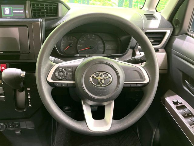 インテリアに合わせたデザインのステアリングは、運転される方のことも考え、運転しやすい形状、大きさです。是非一度、実際に触ってお確かめください。