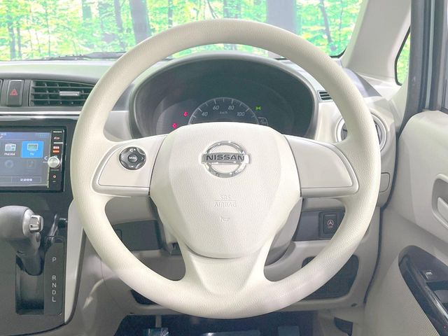 インテリアに合わせたデザインのステアリングは、運転される方のことも考え、運転しやすい形状、大きさです。是非一度、実際に触ってお確かめください。