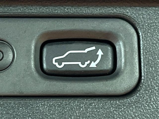 【パワーバックドア】スマートキーや運転席のボタンを押すだけでリアゲートが自動で開閉します!荷物を持っている時や、高い位置にあるバックドアを閉める際に便利な機能です♪
