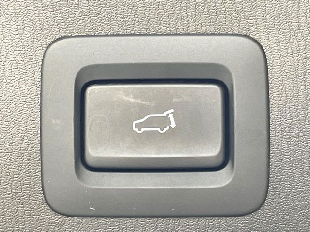 【パワーバックドア】スマートキーや運転席のボタンを押すだけでリアゲートが自動で開閉します!荷物を持っている時や、高い位置にあるバックドアを閉める際に便利な機能です♪
