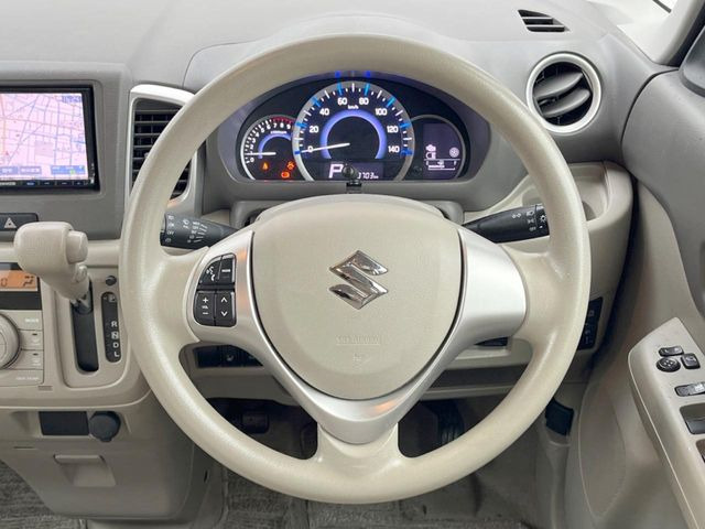 �C���e���A�ɍ��킹���f�U�C���̃X�e�A�����O�́A�^�]�������̂��Ƃ��l���A�^�]���₷���`��A�傫���ł��B�����x�A���ۂɐG���Ă��m���߂��������B